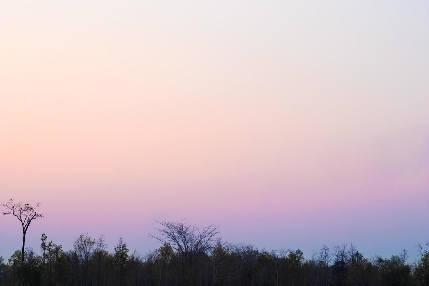 bunter Sonnenuntergang und Silhouette des Landes foto