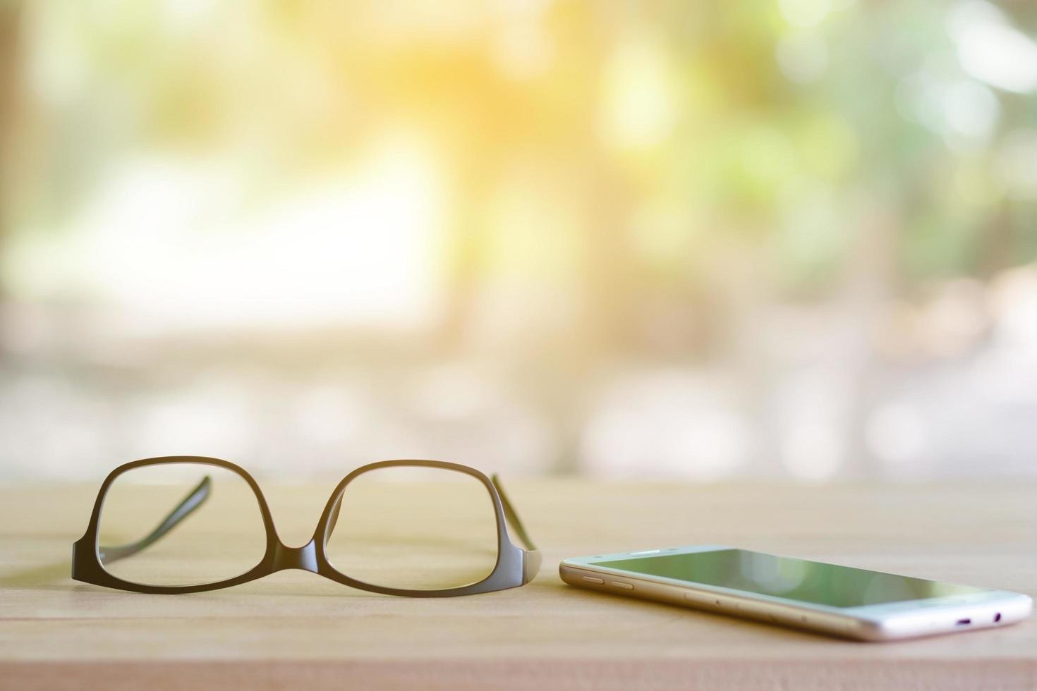 Brillen am Telefon werden auf den Tisch gestellt. foto