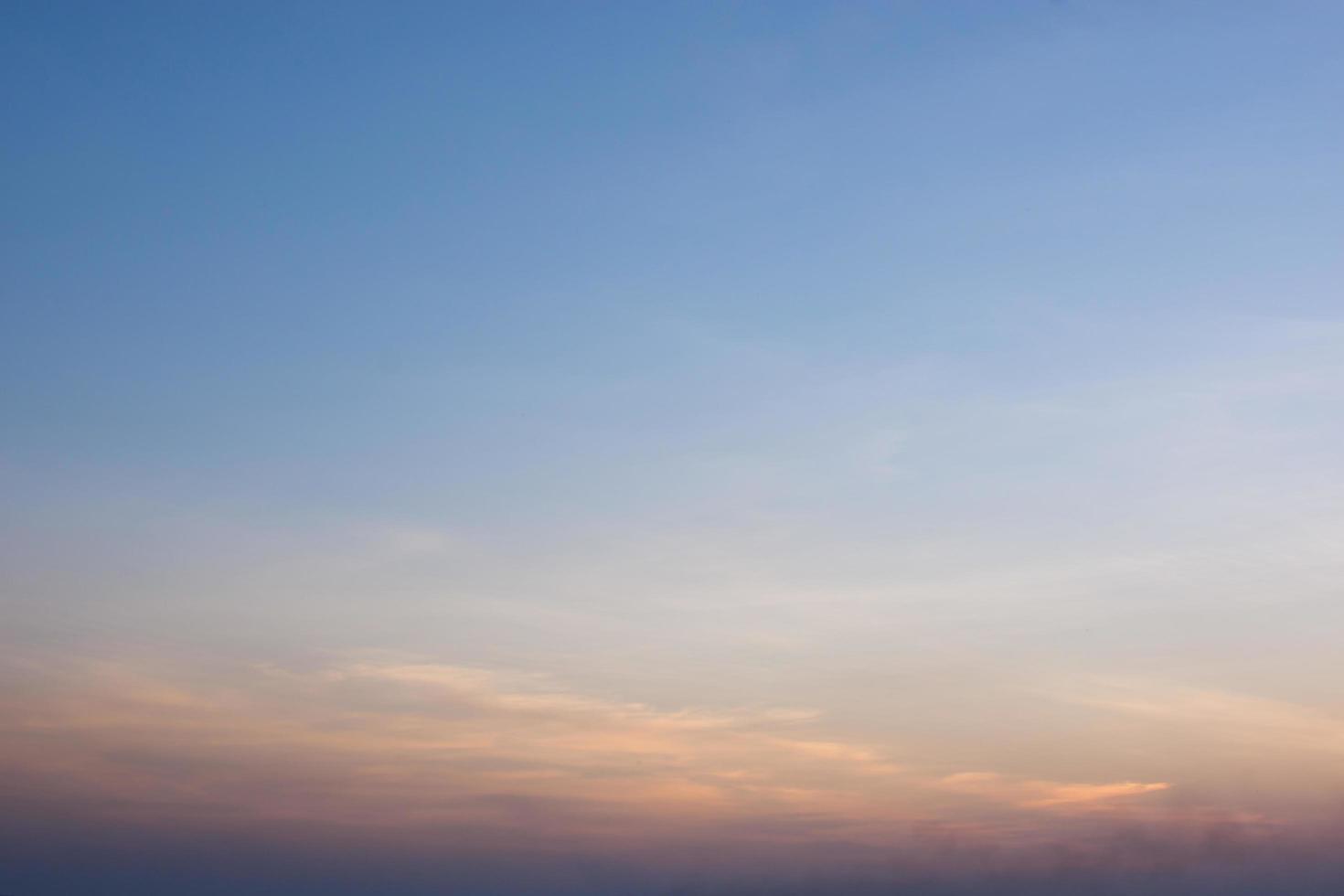 der Himmel in Orangen- und Blautönen, Naturhintergrund. foto