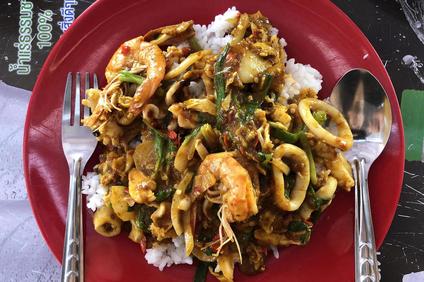 Draufsicht auf gebratenes Seecurrypulver. beliebtes Fischmenü in Asien. foto