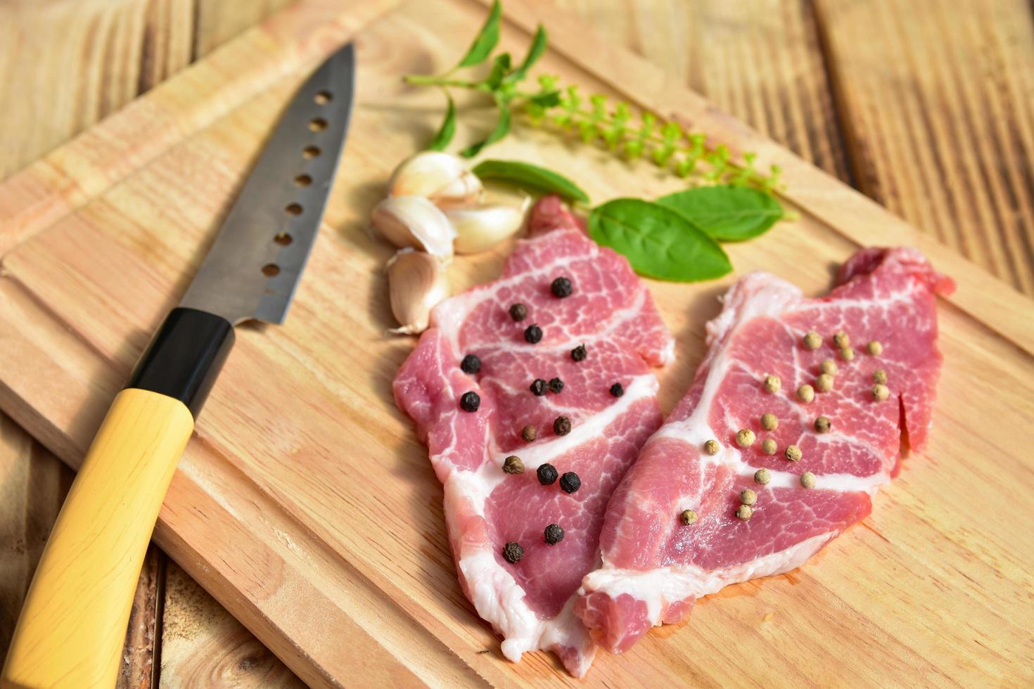 geschnittenes Rindfleisch mit schwarzem und weißem Pfeffer foto