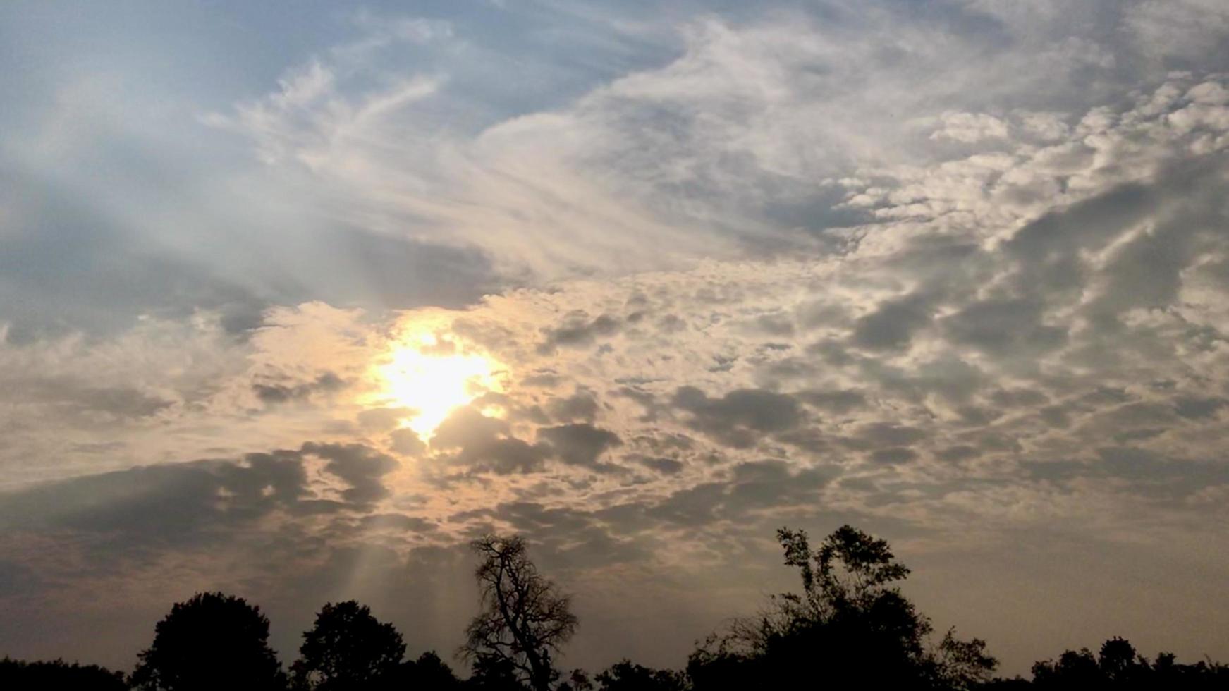 bunter Himmel bei Sonnenuntergang für Hintergrund foto