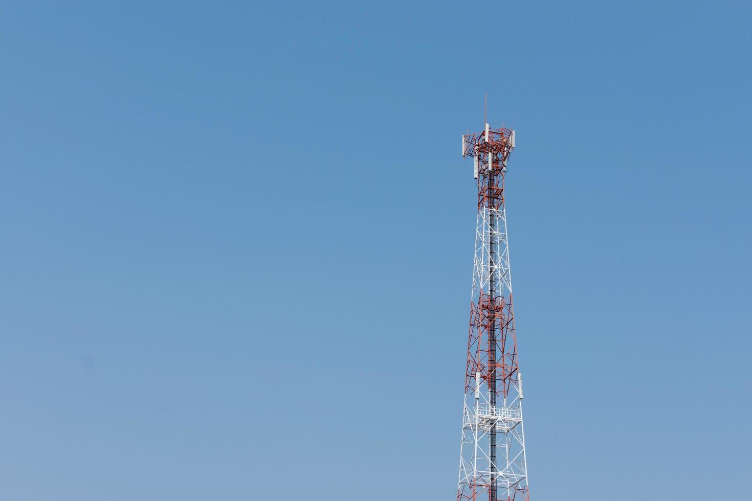 Telefonturm auf blauem Grund foto
