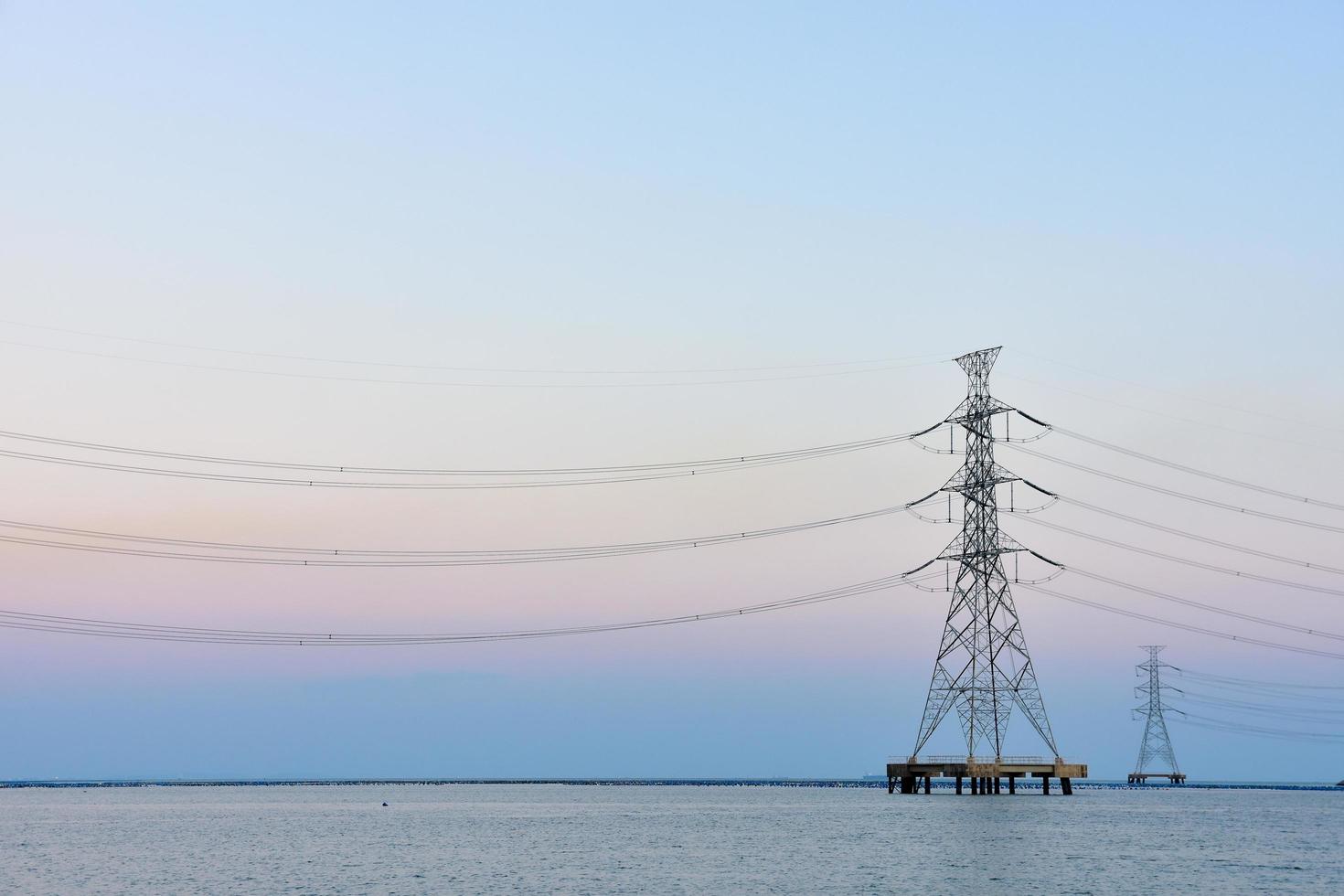 Hochspannungsturm im Meer foto