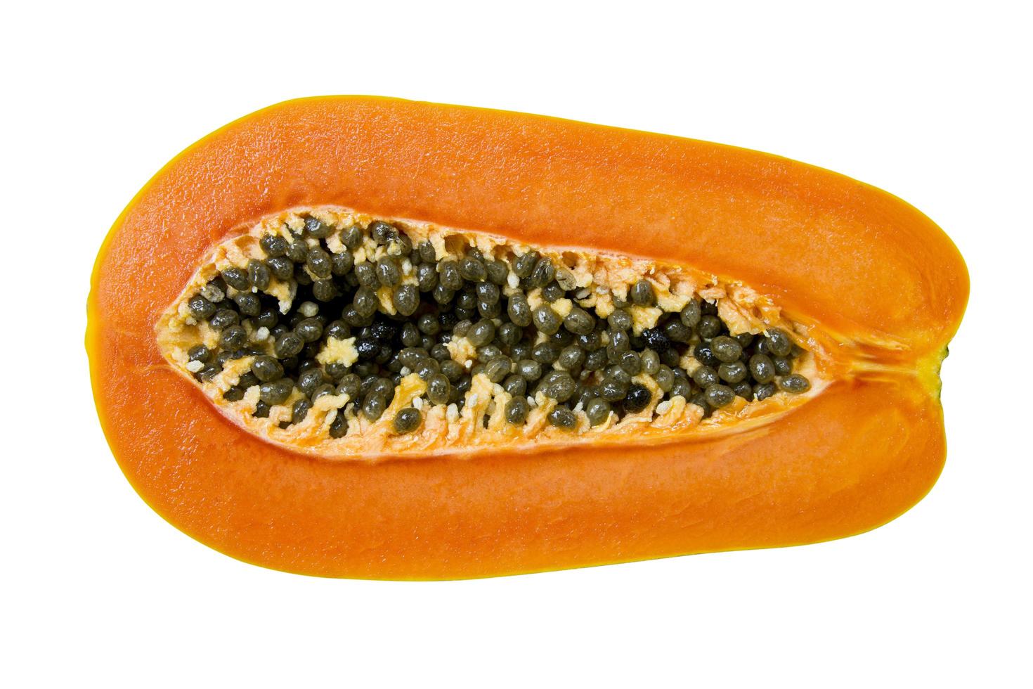 die Hälfte der reifen Papaya-Früchte und Samen foto