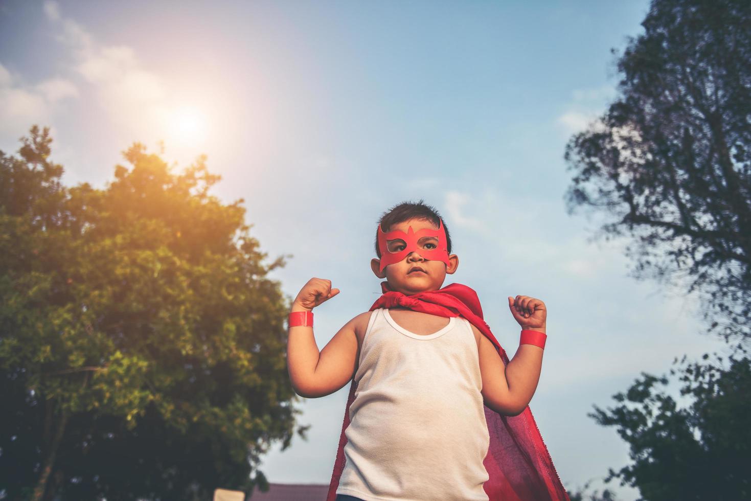 Super Boy zeigt seine mächtigen fliegenden Arme foto