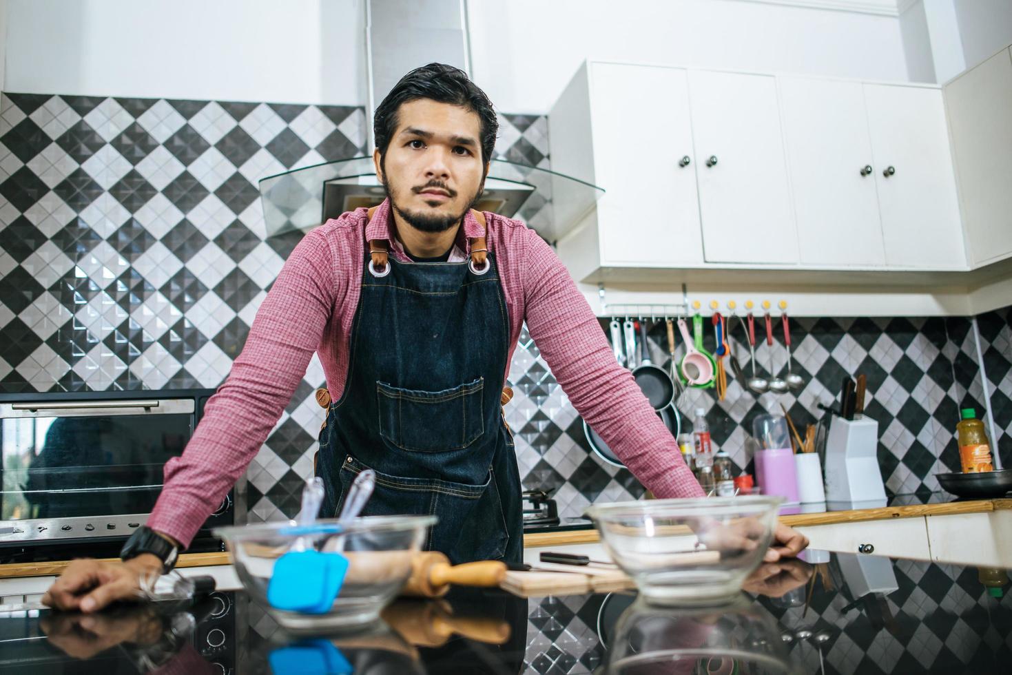 gutaussehender Mann, der Essen in der Küche zubereitet foto