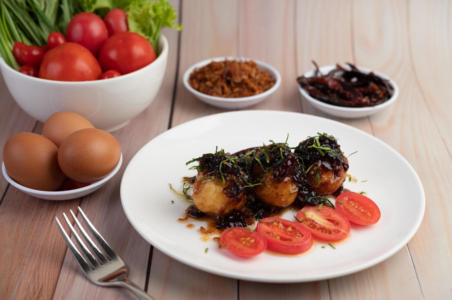 gekochte Eier mit Tamarindensauce gebraten foto