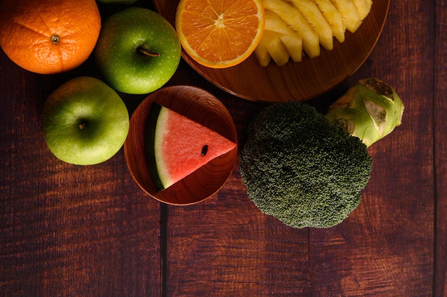 bunte Wassermelone, Ananas, Orangen mit Avocado und Äpfeln foto