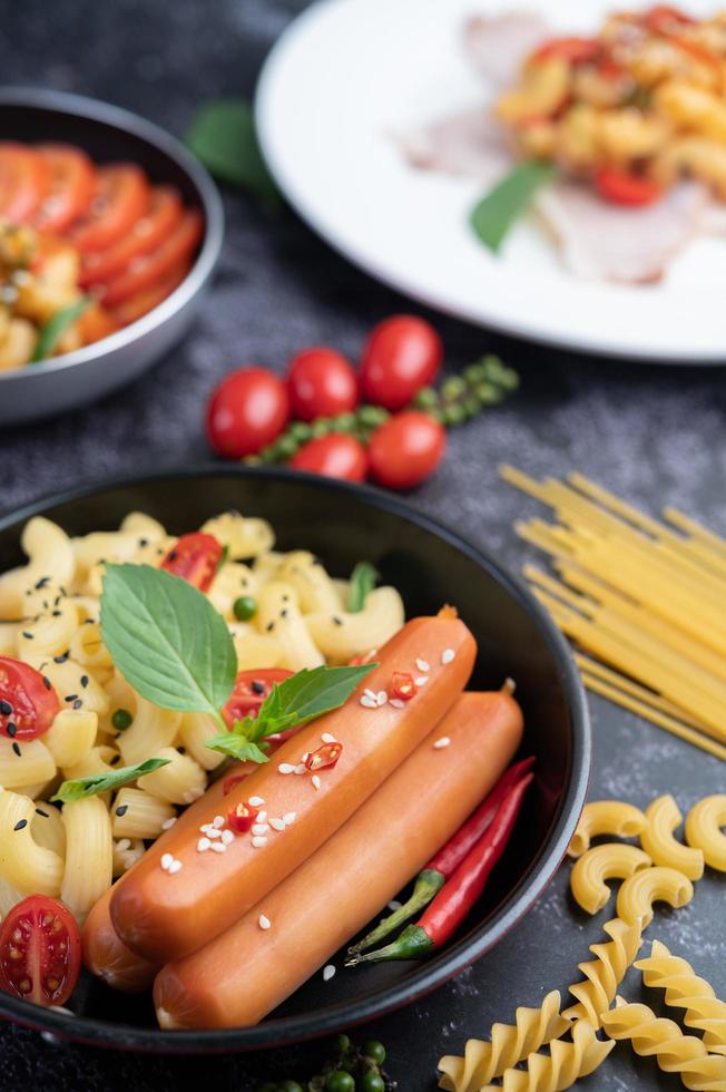 Gebratene Makkaroni und Wurst in einer Pfanne foto