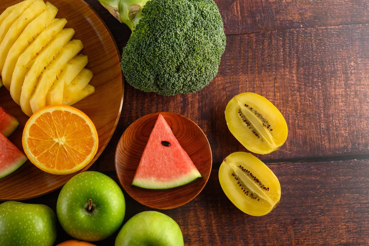 bunte Wassermelone, Ananas, Orangen mit Avocado und Äpfeln foto