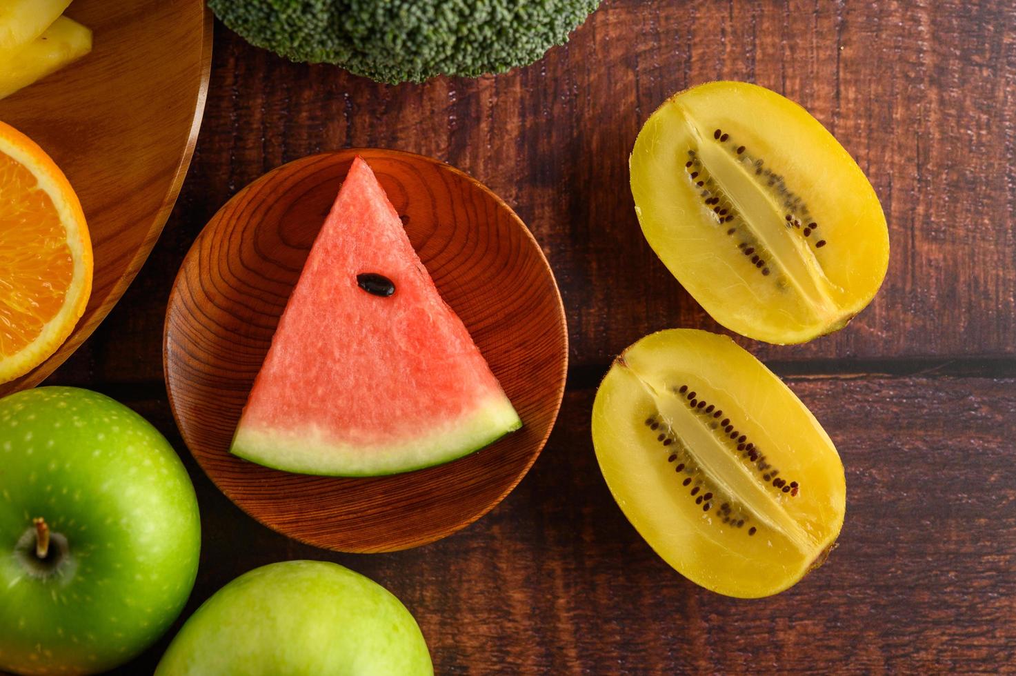 bunte Wassermelone, Ananas, Orangen mit Avocado und Äpfeln foto