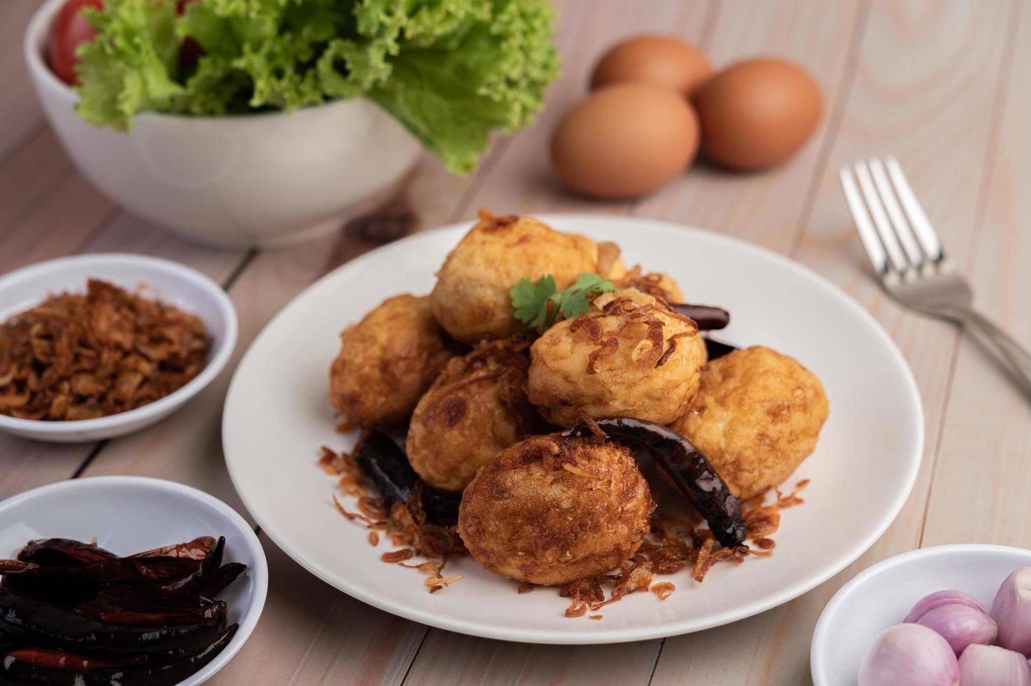 gekochte Eier mit Tamarindensauce gebraten foto