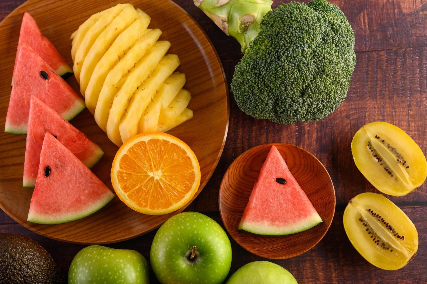 bunte Wassermelone, Ananas, Orangen mit Avocado und Äpfeln foto