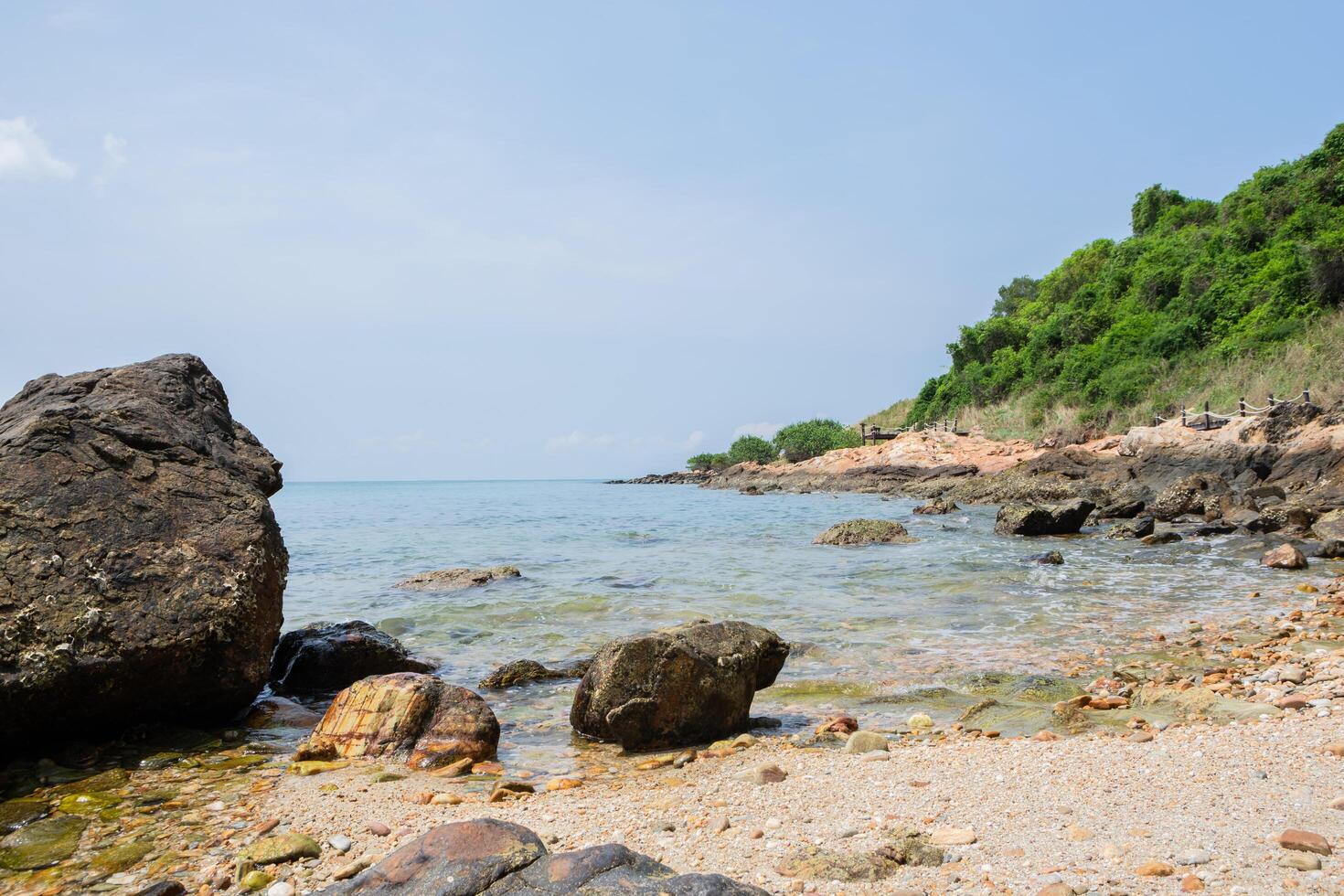 Panoramablick auf das Meer im Sommer foto