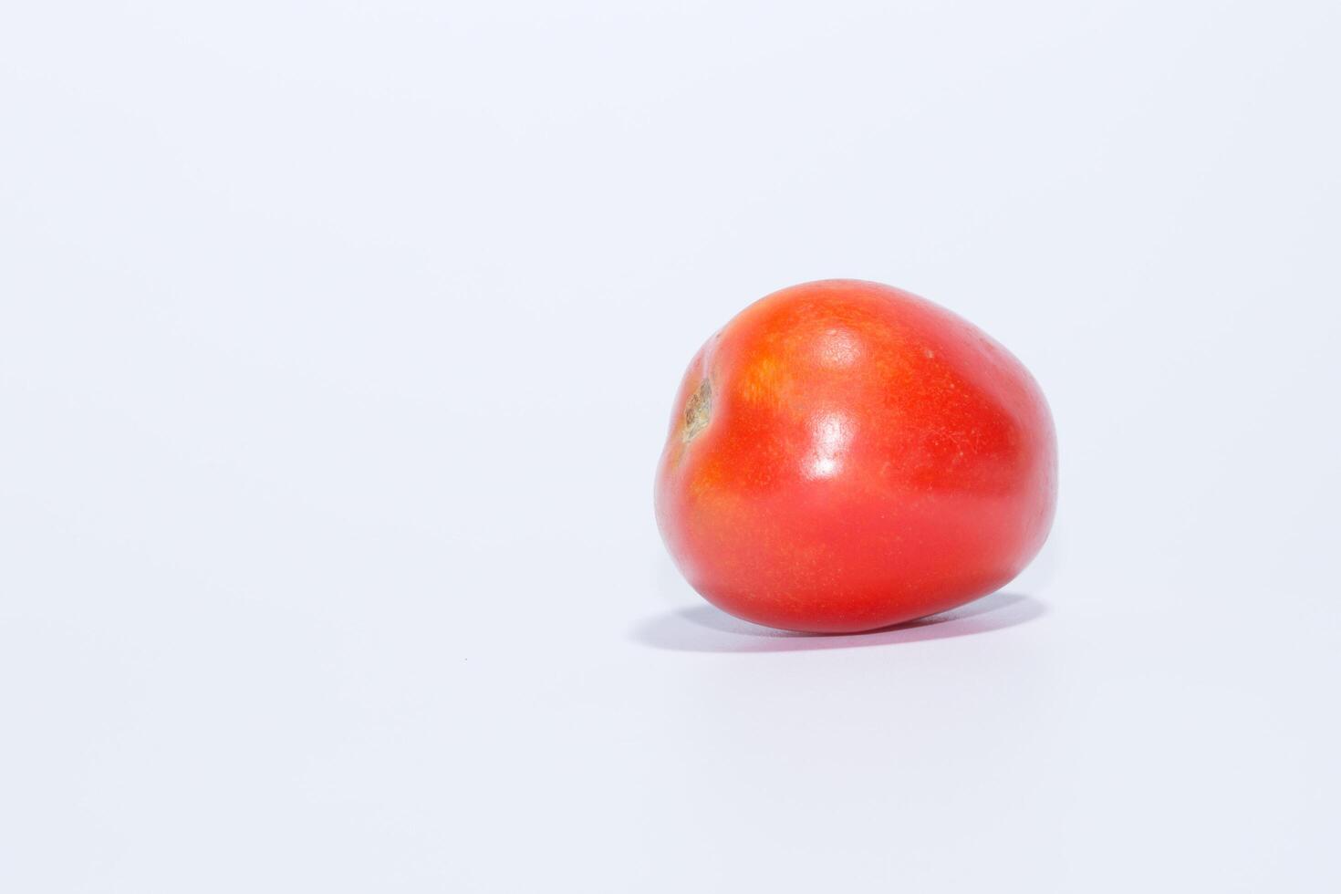 Tomate auf weißem Hintergrund foto