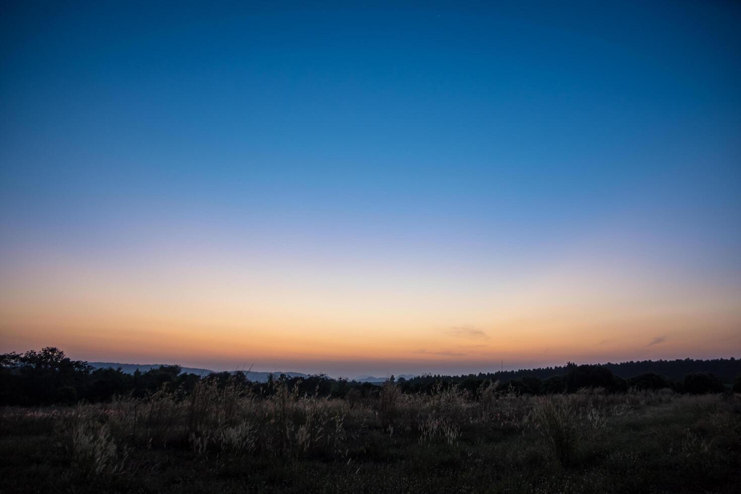 Landschaft bei Sonnenaufgang foto