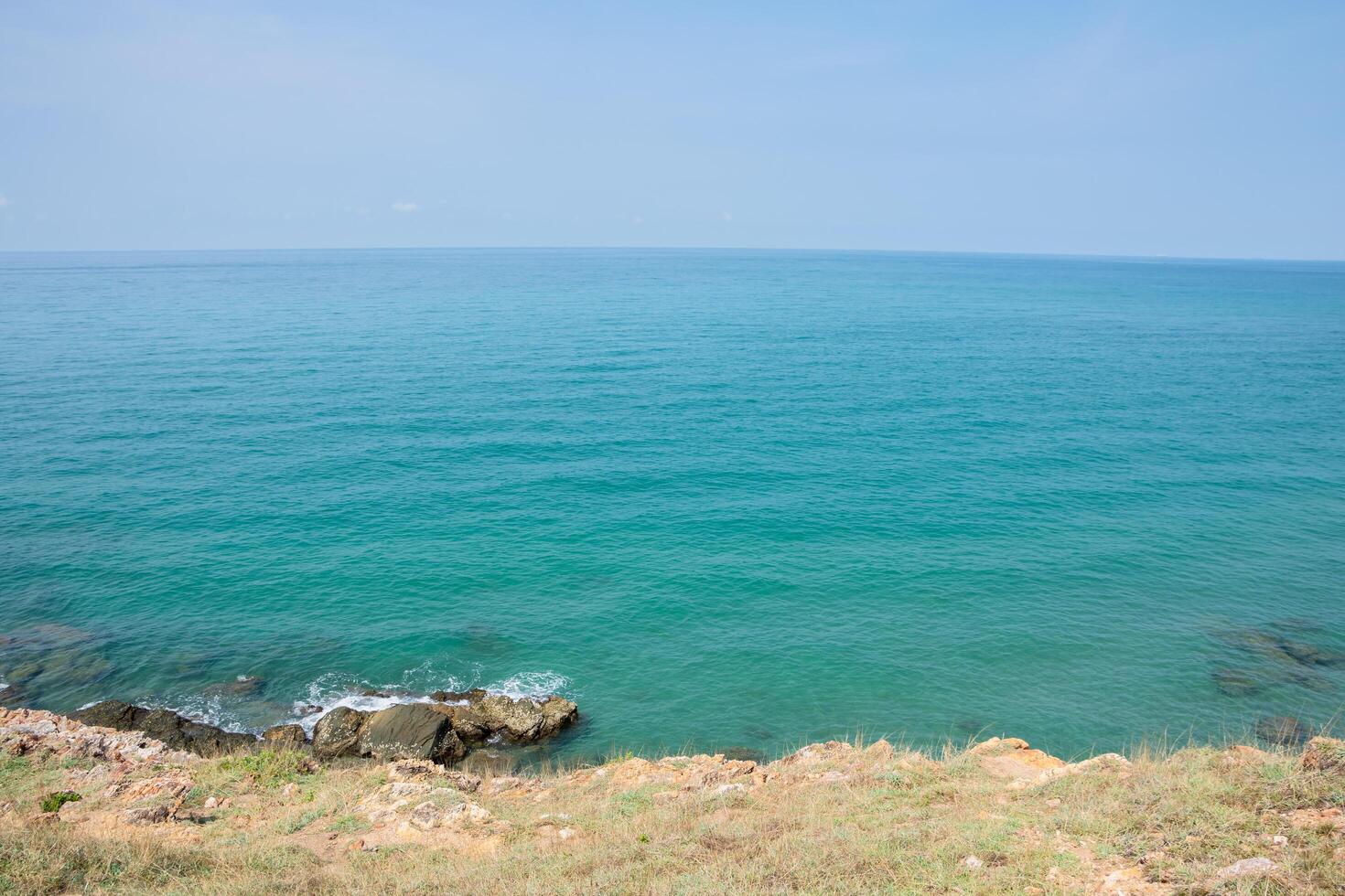 Panoramablick auf das Meer im Sommer foto