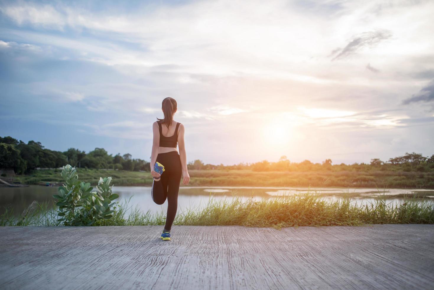 gesunde junge Frau, die sich im Freien für das Training aufwärmt foto