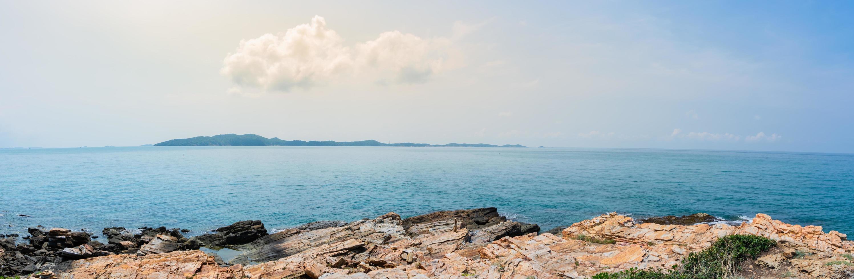 Panoramablick auf das Meer im Sommer foto