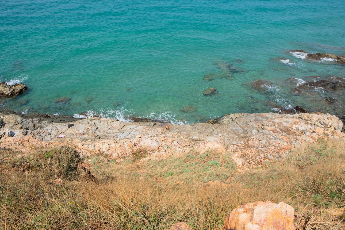 Panoramablick auf das Meer im Sommer foto