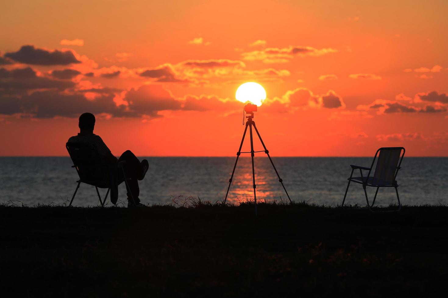 ein Fotograf Mann, der die Sonne betrachtet foto