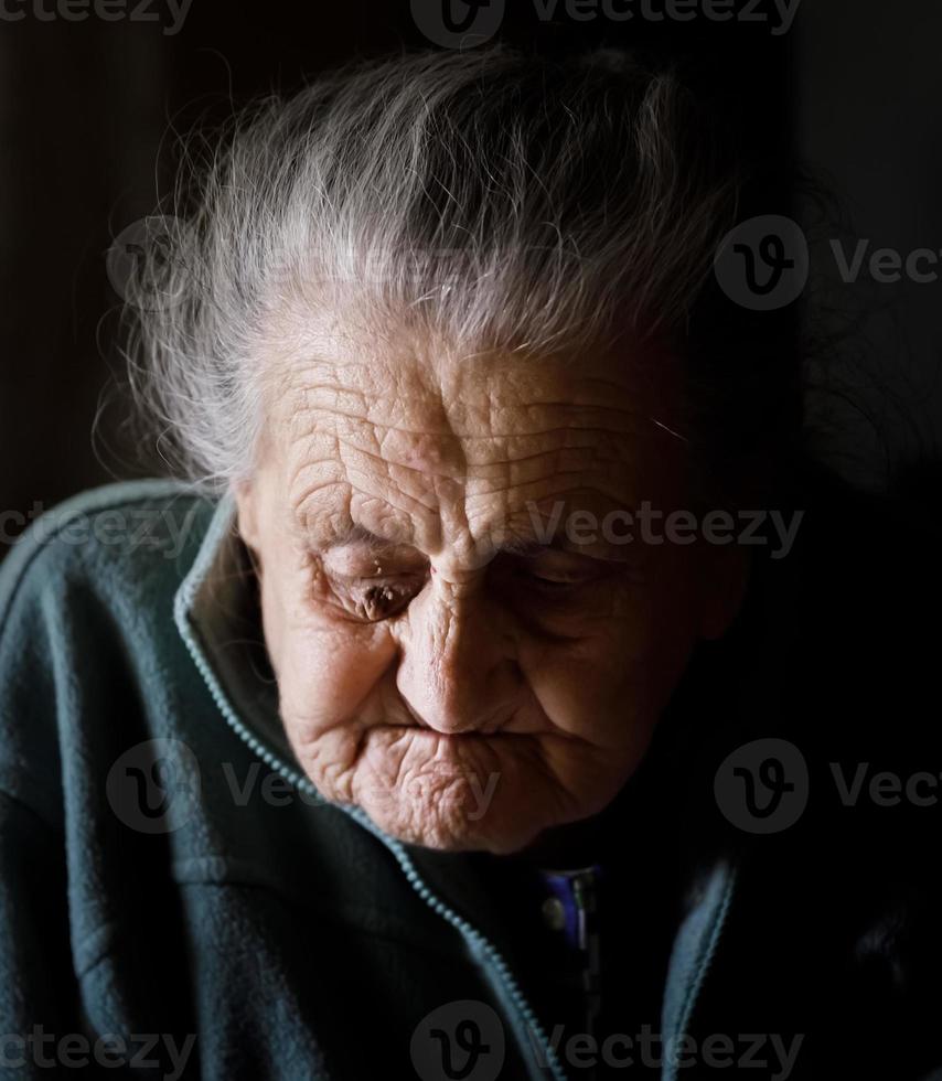 sehr alte müde Frau foto