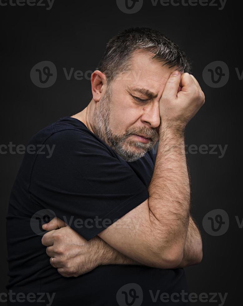 Kopfschmerzen. Mann mit Gesicht von Hand geschlossen foto