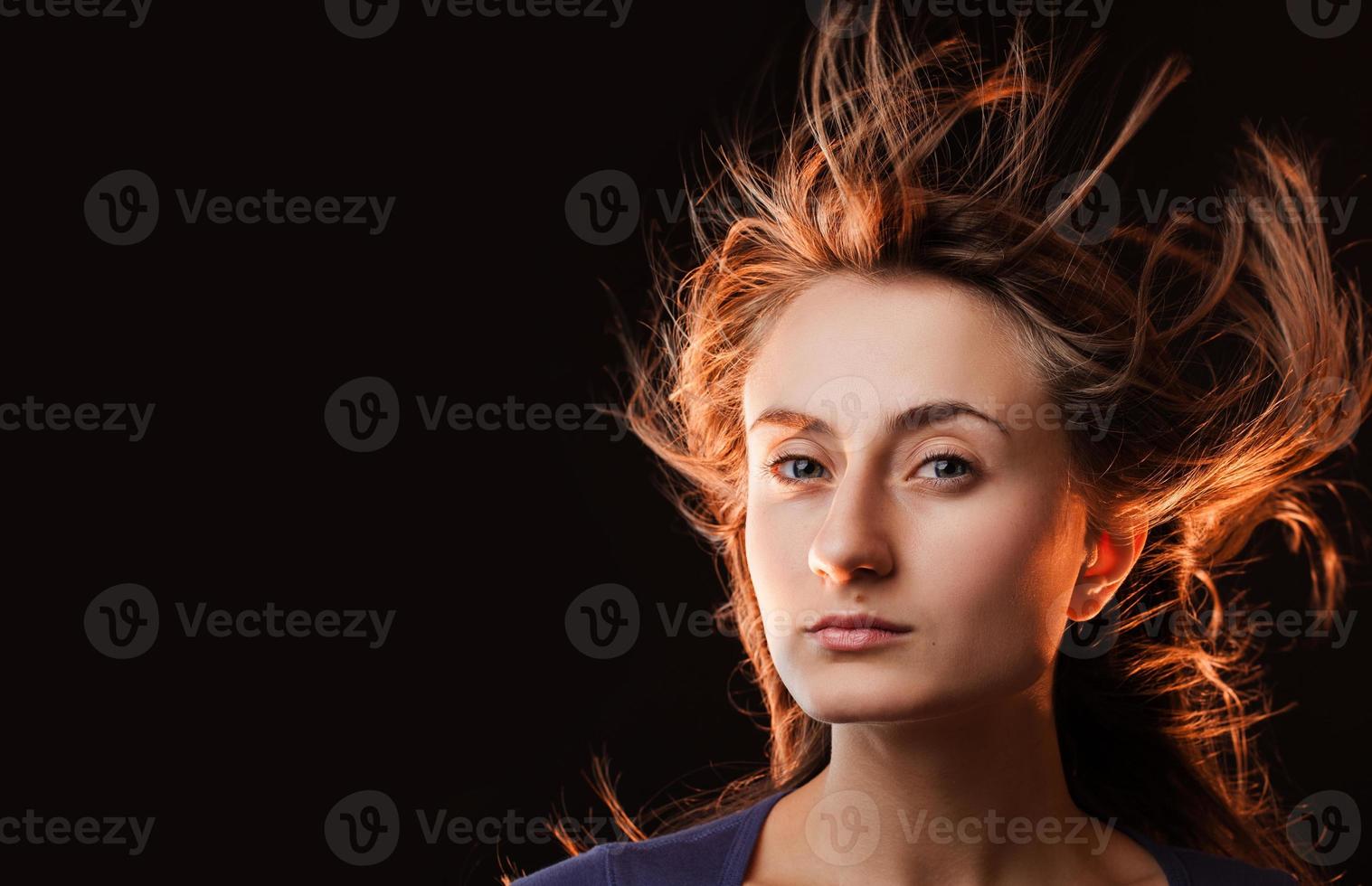 Frau mit fliegenden Haaren foto