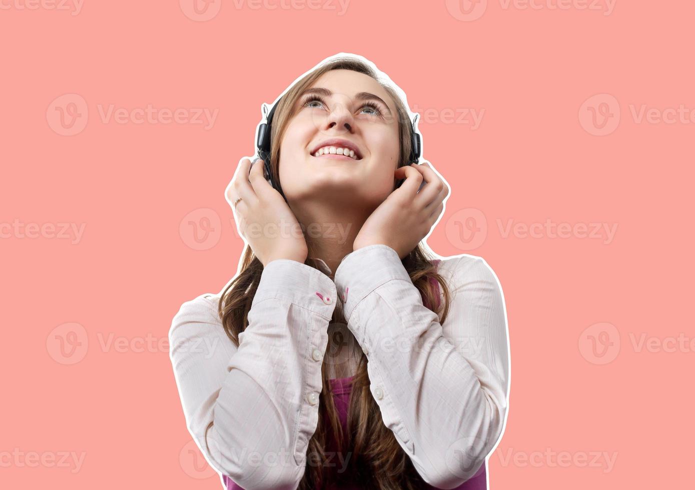 Mädchen, das Musik über Kopfhörer hört foto