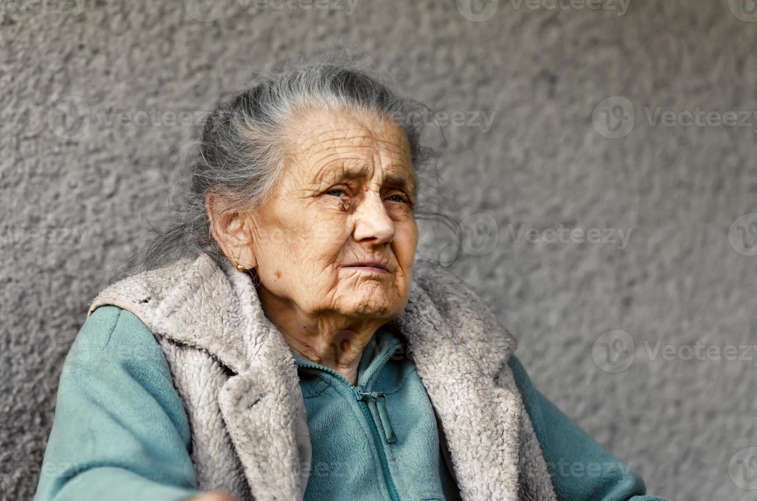 Porträt einer sehr alten, faltigen Frau foto