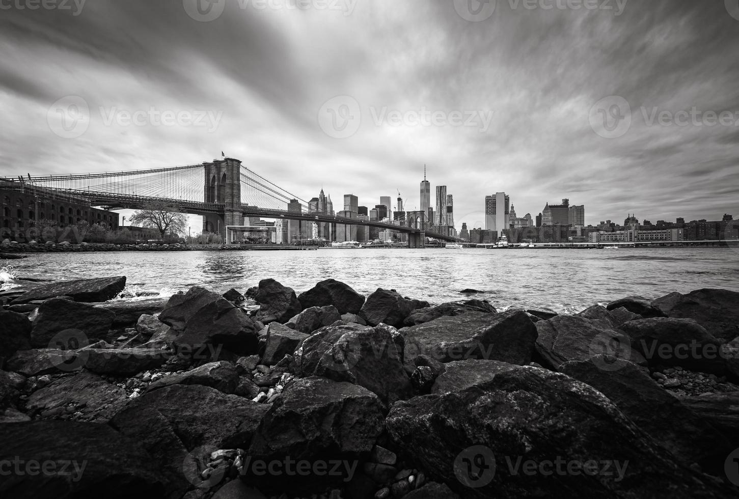 manhattan-skyline mit brooklyn-brücke foto