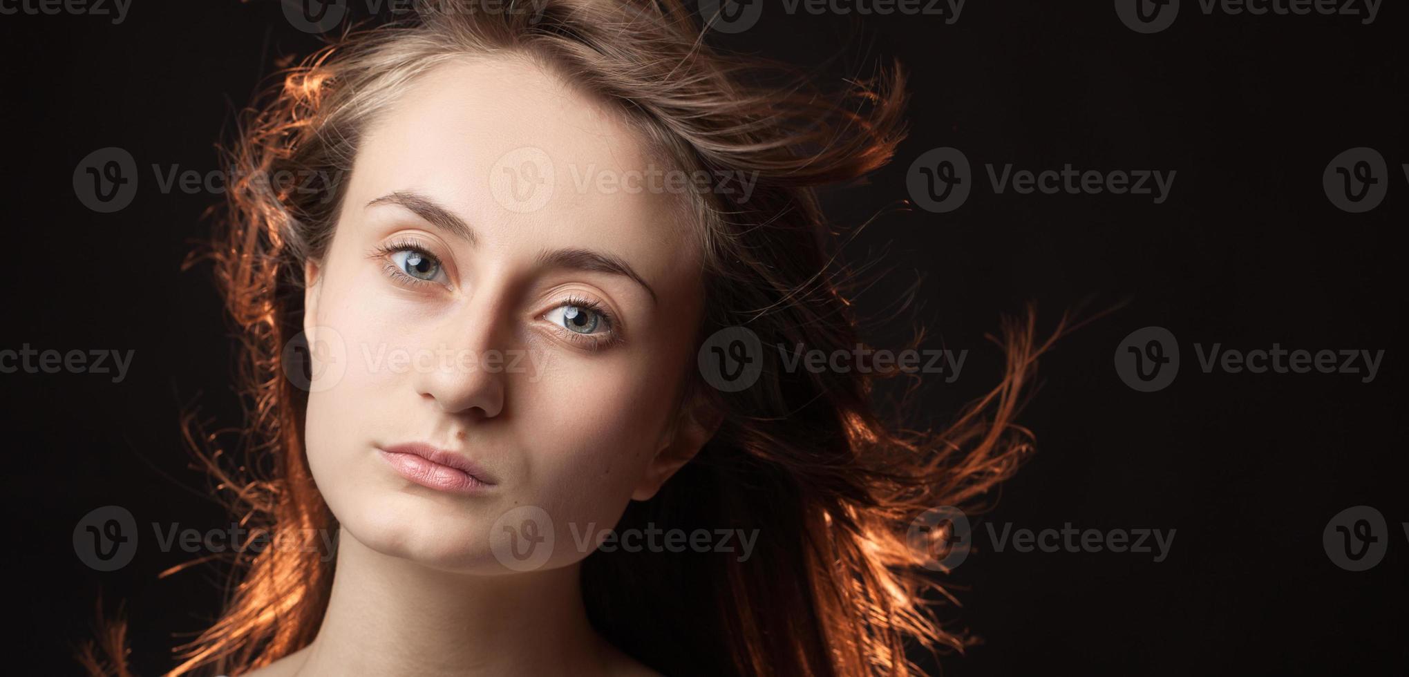 Porträt einer schönen jungen Frau foto