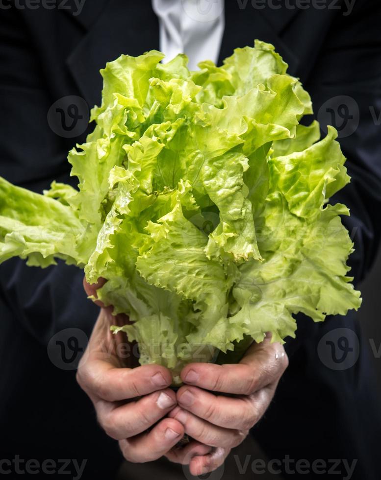 Mann, der Salat hält und isst foto