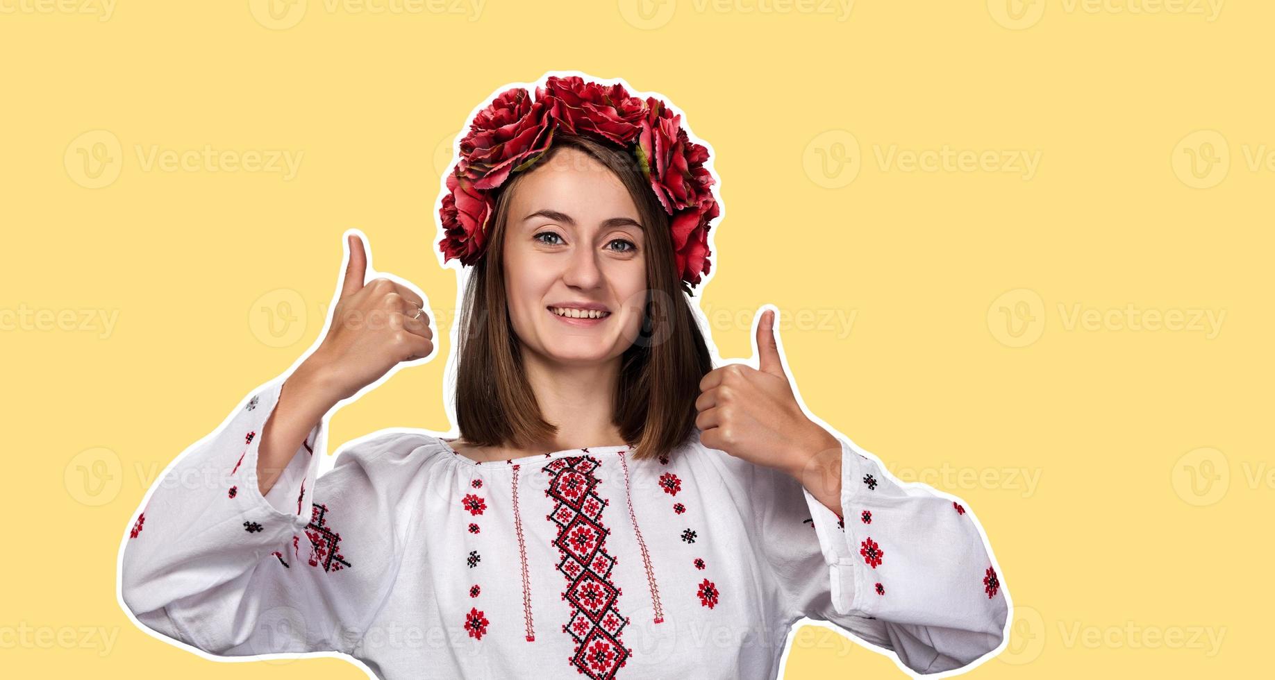 junges Mädchen im ukrainischen Nationalanzug foto