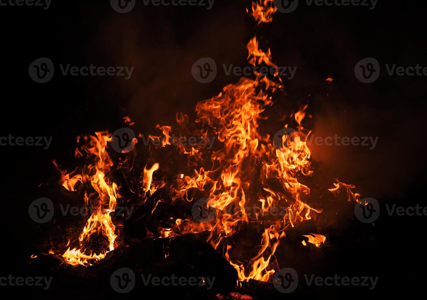 Flammen des Lagerfeuers in der Nacht foto