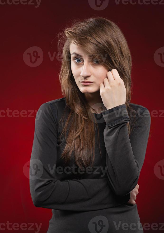 Porträt einer jungen emotionalen Frau foto
