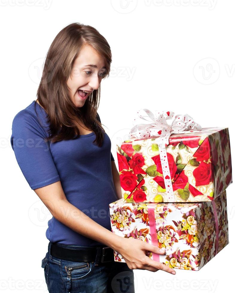 Frau hält eine Geschenkbox foto