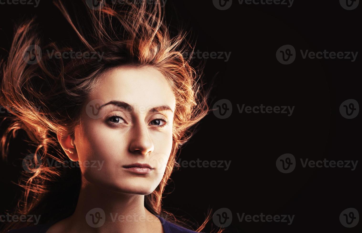 Frau mit fliegenden Haaren foto