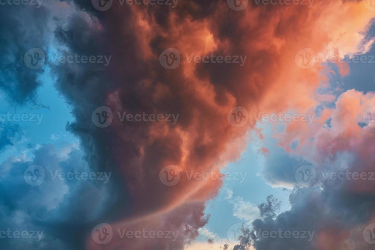 schöne dramatische sturmwolken im sonnenunterganghimmel foto