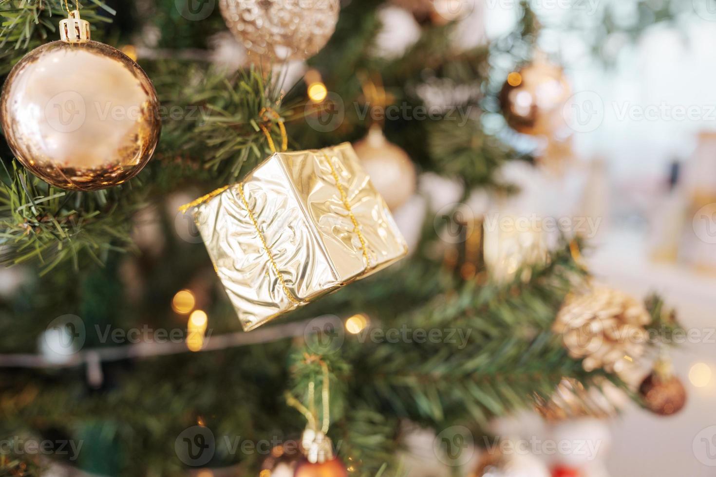 weihnachtskiefer mit dekorativer goldener kugel und kugel zier foto