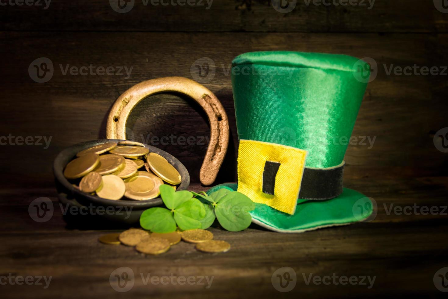 Symbole des St. Patrick's Day auf rustikalem Holz foto