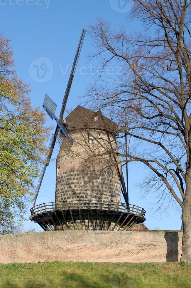 windmühle in der stadtmauer von zons in der nähe von neuss und dormagen am rhein, deutschland foto