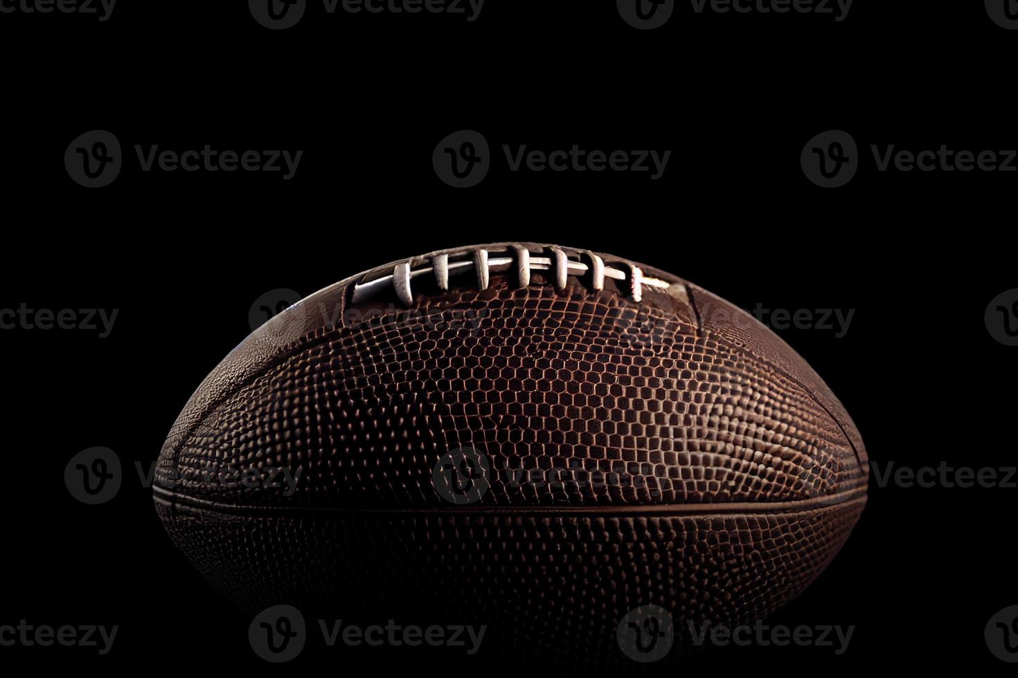 Nahaufnahme eines American Football auf dunklem Hintergrund. foto
