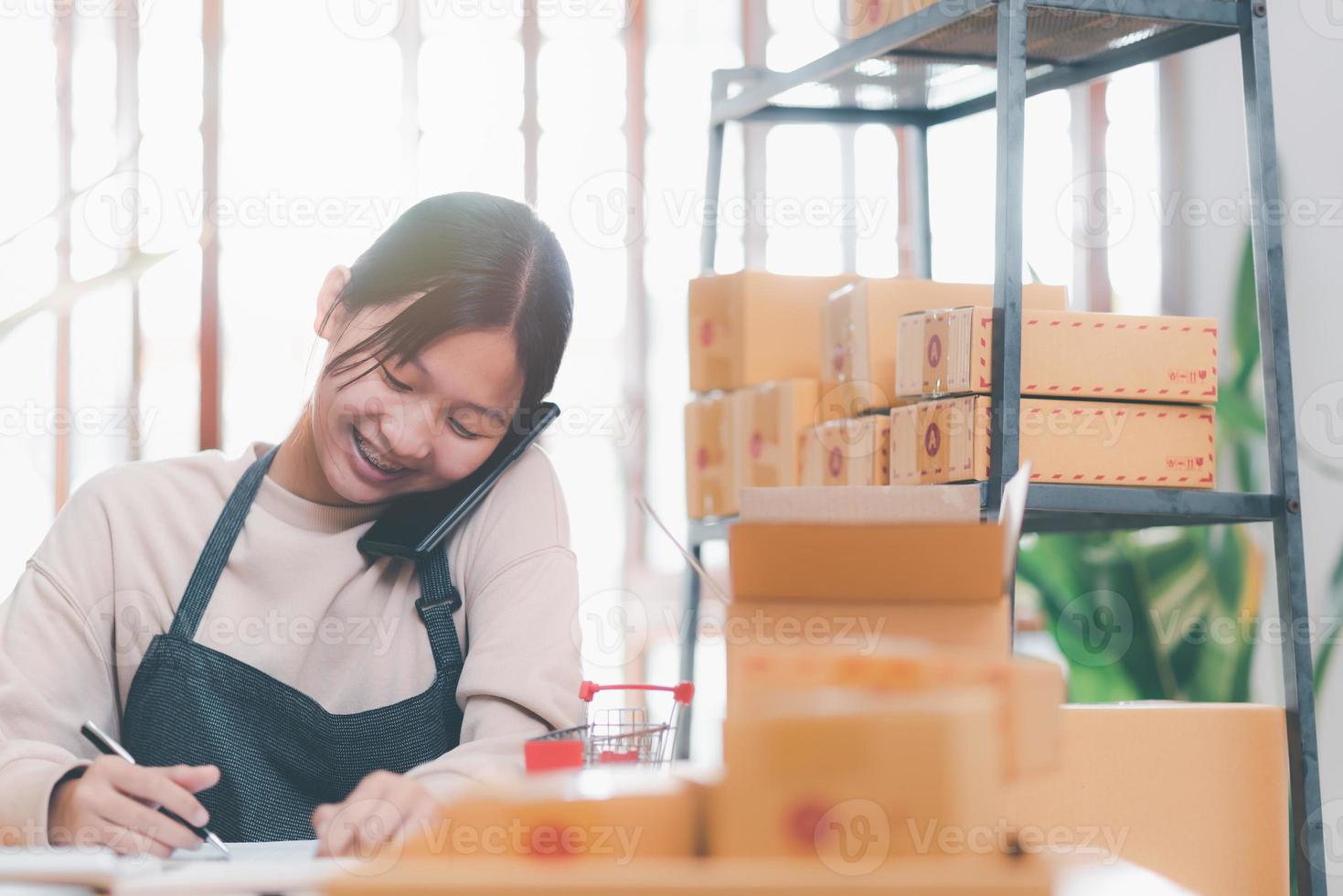 Existenzgründer oder Kleinunternehmer, Lieferadresse des Kunden notieren, Bestellverwaltung in Online-Shops, Einkaufen im Internet, Online-Verkauf im Internet, KMU, E-Commerce foto