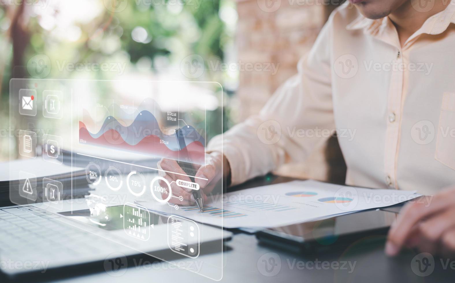 Geschäftsleute lesen Online-Geschäftsstatistik-Diagrammberichte, um die Unternehmensstrategie zu analysieren und zu verbessern, Finanz- und Marketingdokumente zu verwalten, Informationen zum Unternehmenswachstum zu erhalten und Daten zu verwalten foto