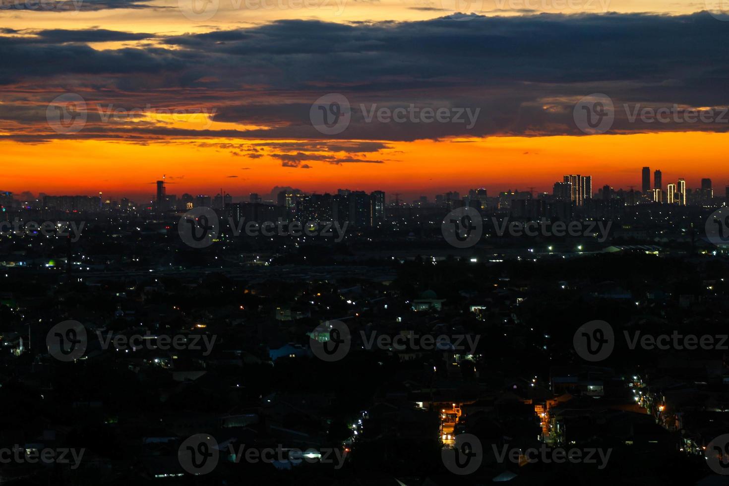 die skyline ist ein sehr schöner sonnenuntergangshimmel mit einer orangefarbenen farbe im himmel, der dunkel wird foto