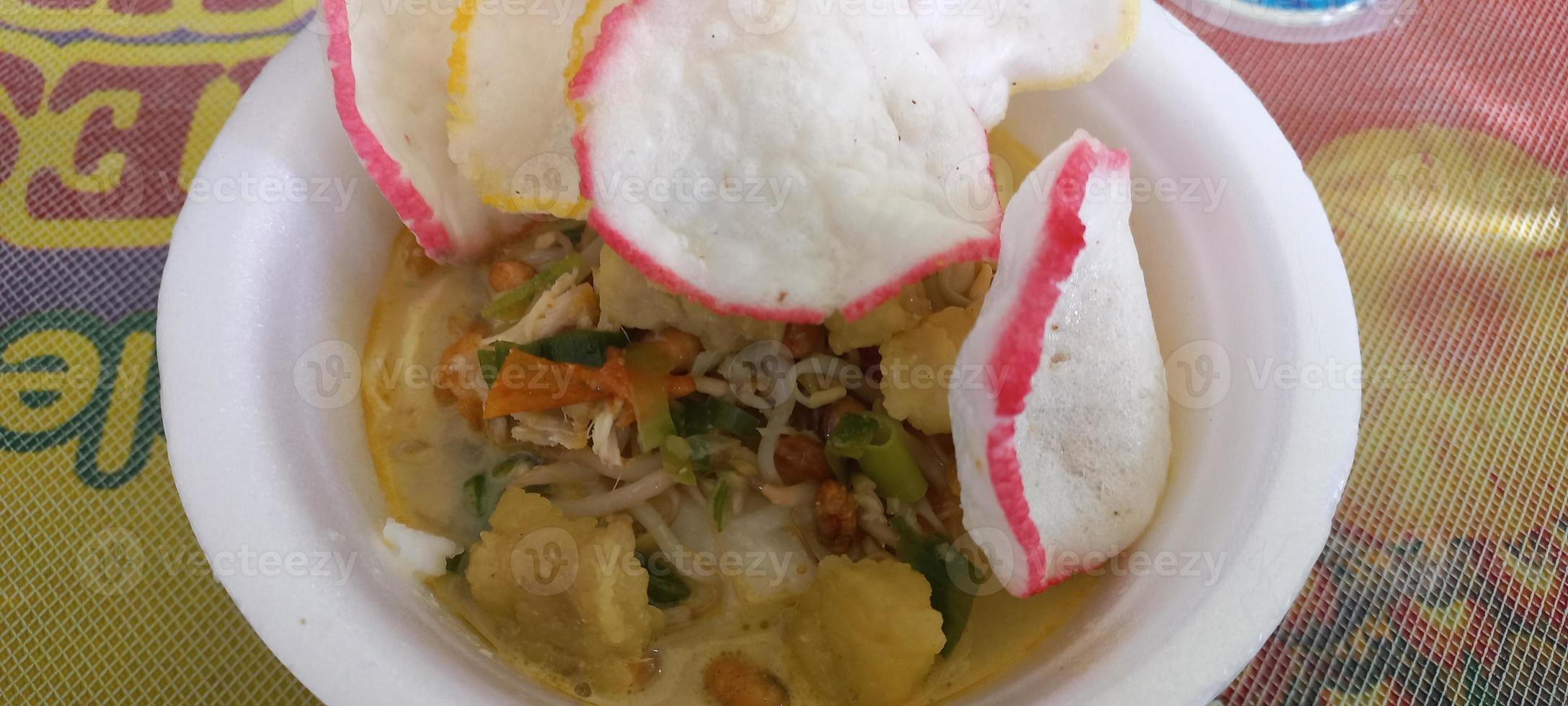 Chicken Soto ist ein traditionelles Suppengericht aus Indonesien foto