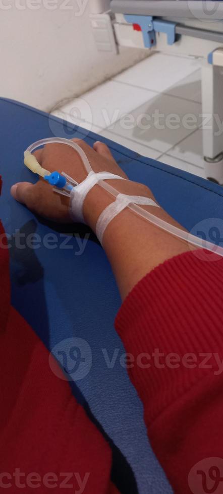 Hände von Patienten mit intravenöser Therapie in Krankenhäusern foto
