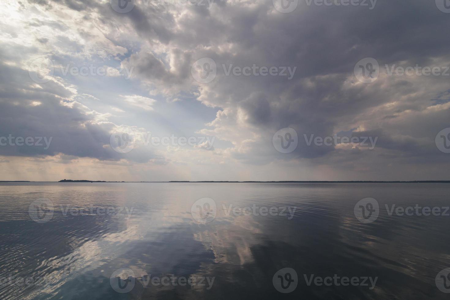 Wolken, die auf Wasseroberflächen-Landschaftsfoto reflektieren foto